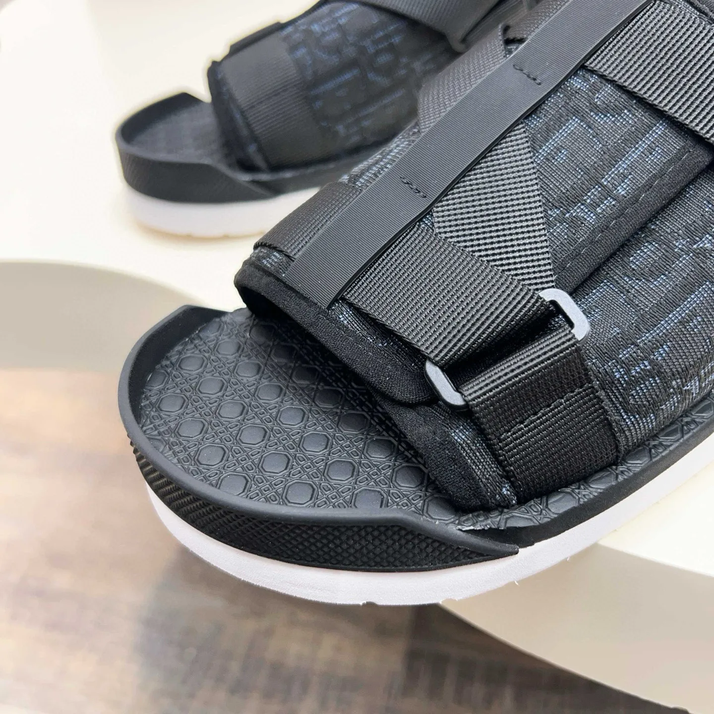 Factory price: 280💰Dior Alias ​​men's leather slippers. This Alias ​​sandal is a new summer product, showing a casual and elegant style. Carefully crafted from grained cow leather and Oblique printed fabric, with cowhide lining! Cross-strap design with metal-clad brass CD Diamond logo. The imported cowhide leather and rubber sole adds sophistication and comfort, while Oblique print-effect anti-slip panels add style. Size: 38-44 (45 customized)